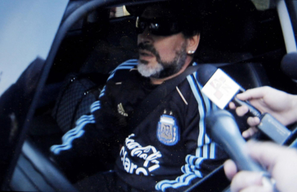 馬拉多納發(fā)布會惹事端 開車碾記者腿大罵混蛋