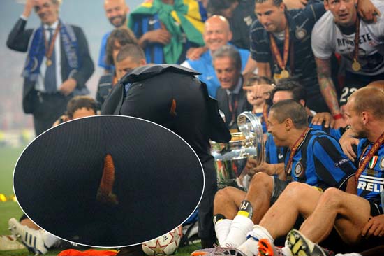 高檔西褲經不住奪冠折騰 穆帥“開襠褲”驚艷全場