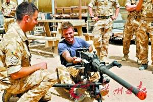 貝克漢姆訪問駐阿英軍軍營 客串重機槍手