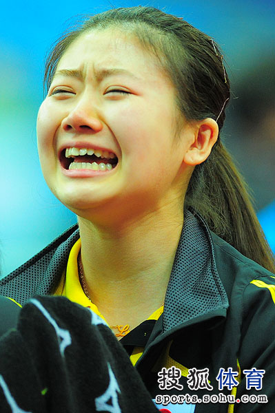 福原愛先輸后贏喜極而泣 與隊(duì)友抱頭痛哭