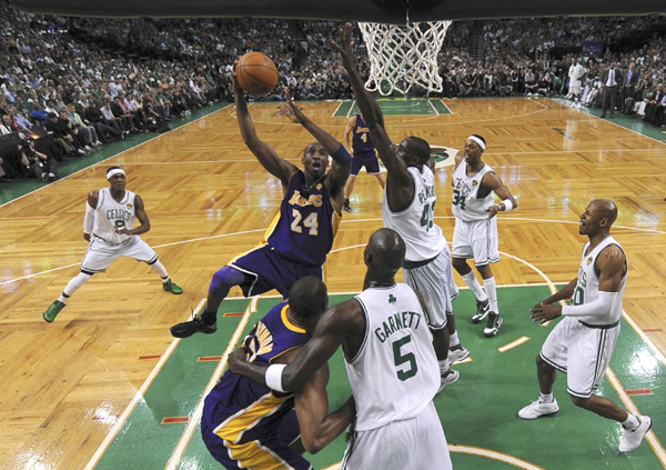 科比29分費舍爾半路殺出 湖人勝綠軍2:1領先