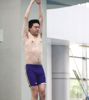 丁俊暉赤膊上陣玩跳水 晃著肚子擺姿勢