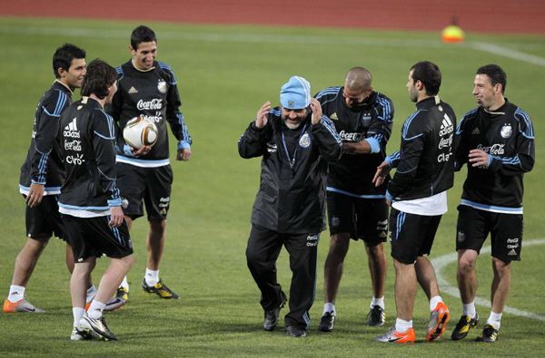 老馬頭頂小藍帽 寶刀不老小試球技