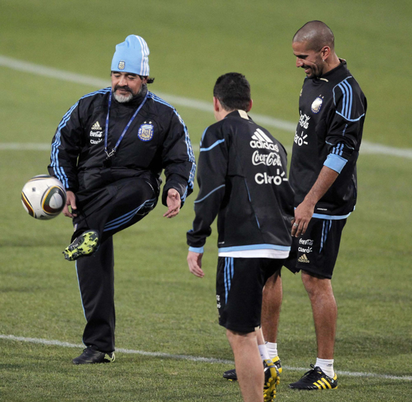 老馬頭頂小藍帽 寶刀不老小試球技