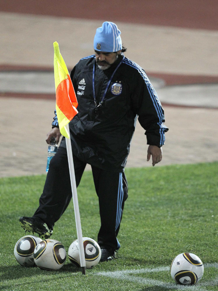 老馬頭頂小藍帽 寶刀不老小試球技