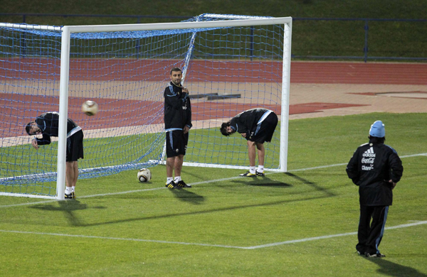 老馬頭頂小藍帽 寶刀不老小試球技