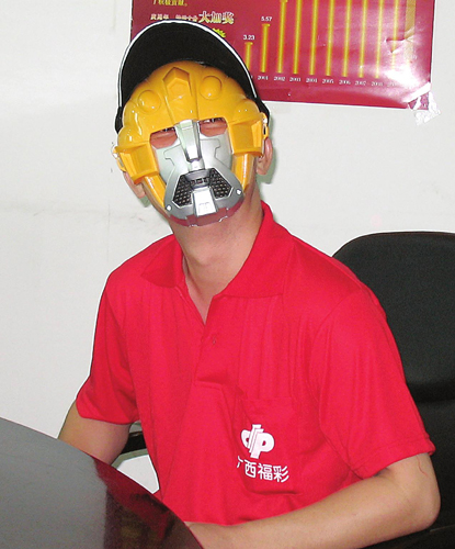 廣西千萬巨獎得主戴面具扮“奧特曼”現身領獎