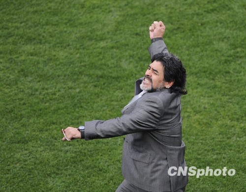 “型男”馬拉多納首秀：啃蘋果減壓 帶念珠求好運