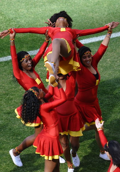 揭秘南非世界杯最靚風景線：土著美女組性感啦啦隊