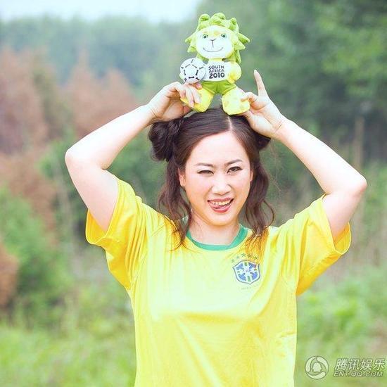 芙蓉姐姐身穿巴西隊服 化身世界杯雷人女神