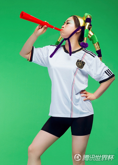 芙蓉姐姐化身瘋狂球迷大展身材