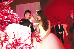 李小鵬北京辦婚宴 何雯娜牽手陳一冰亮相