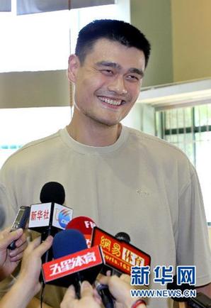 姚明現身梅隴訓練基地[組圖]