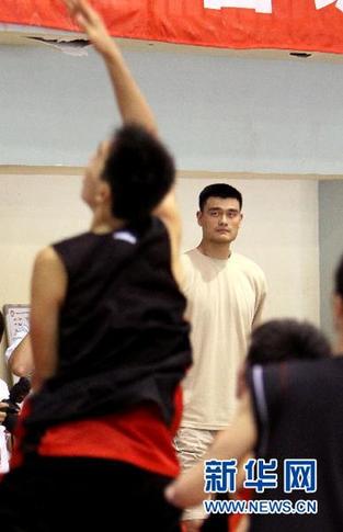 姚明現身梅隴訓練基地[組圖]
