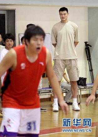 姚明現身梅隴訓練基地[組圖]