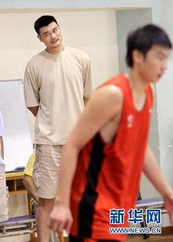 姚明現身梅隴訓練基地[組圖]