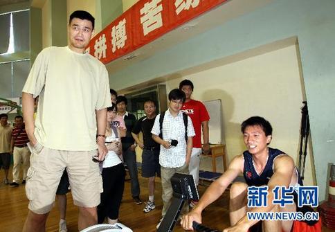 姚明現(xiàn)身梅隴訓(xùn)練基地[組圖]