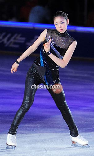 金妍兒化身冰上三面嬌娃 裙裝飄逸皮褲性感（圖）