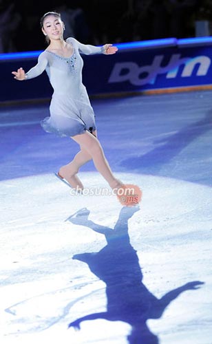 金妍兒化身冰上三面嬌娃 裙裝飄逸皮褲性感（圖）