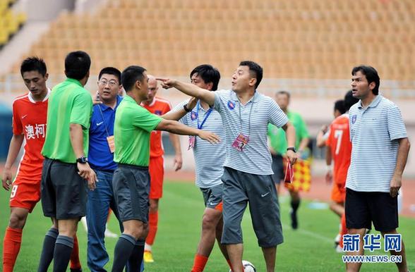 中超裁判三分鐘出兩紅牌 遭青島球迷飛踹