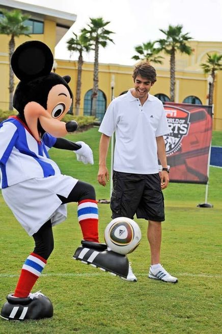 卡卡暢游迪斯尼樂園 與米老鼠PK球技[組圖]