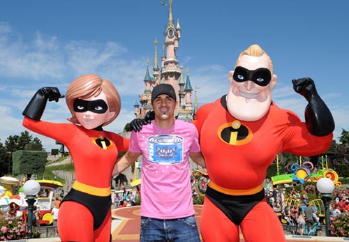 卡卡暢游迪斯尼樂園 與米老鼠PK球技[組圖]