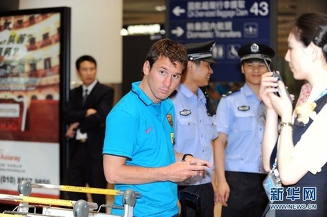 巴薩抵京受熱捧 梅西獲美女護航（組圖）