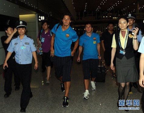 巴薩抵京受熱捧 梅西獲美女護航（組圖）