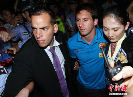 巴薩抵京受熱捧 梅西獲美女護航（組圖）