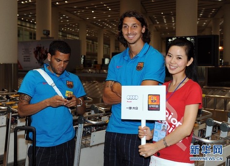 巴薩抵京受熱捧 梅西獲美女護航（組圖）