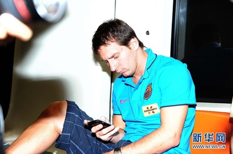 巴薩抵京受熱捧 梅西獲美女護航（組圖）