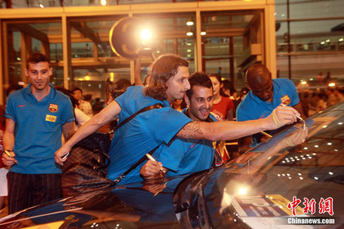 巴薩抵京受熱捧 梅西獲美女護(hù)航（組圖）