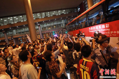 巴薩抵京受熱捧 梅西獲美女護航（組圖）