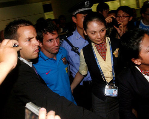 巴薩抵京受熱捧 梅西獲美女護航（組圖）