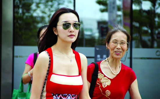 王勵勤攜紅衣美女游世博 大力好事或近