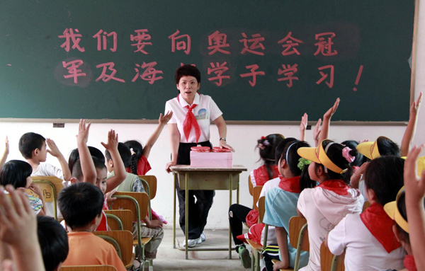 鄧亞萍為流動(dòng)人口子女上新學(xué)期第一課