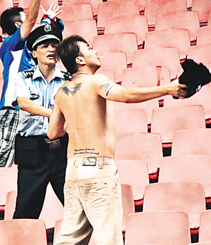 35天8起球迷暴力事件 足球流氓逼近綠茵場