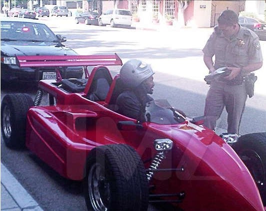 阿泰劣性不改開方程式上街 警察網(wǎng)開一面放行