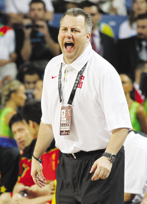 男籃搏命打法“賠本賺吆喝”