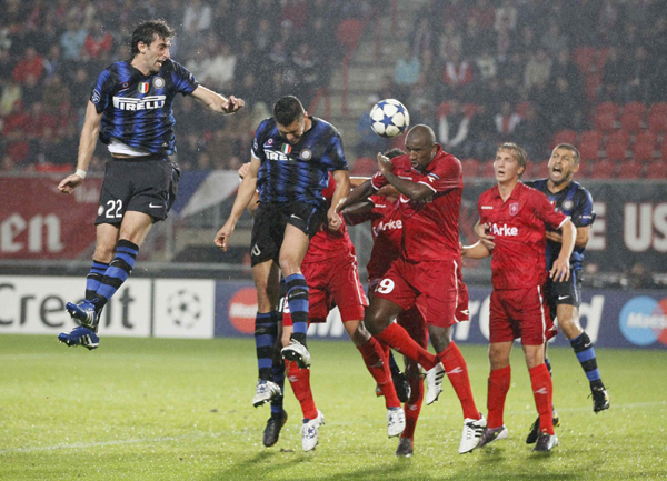 歐冠：國米曼聯客場戰平 巴薩主場大勝