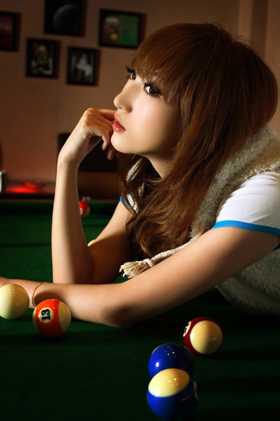 足球寶貝演繹寂寞臺球