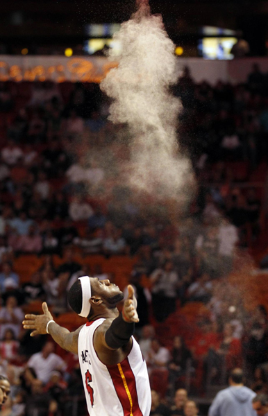 季前賽：詹姆斯復出貢獻33分 熱火末節崩潰遭山貓翻盤