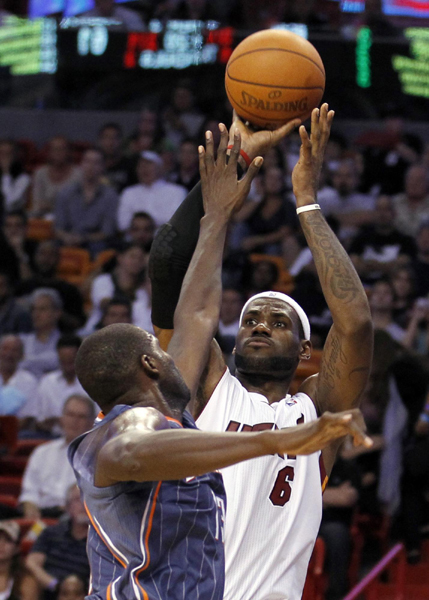 季前賽：詹姆斯復(fù)出貢獻33分 熱火末節(jié)崩潰遭山貓翻盤