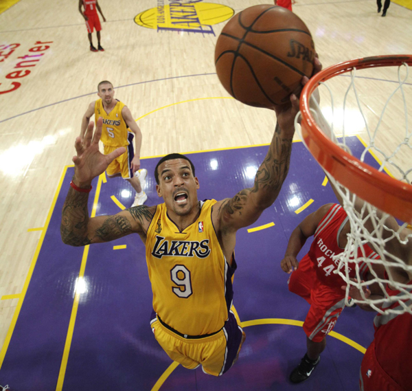 NBA：姚明復出首戰9分6犯離場 火箭揭幕戰遭湖人翻盤