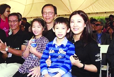伏明霞攜兒女亮相 女像母親兒似父