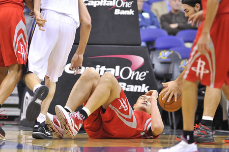 姚明傷情確診至少休戰(zhàn)一周 已離開球隊返回休斯頓