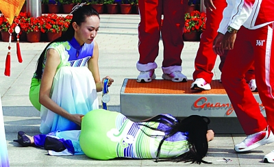 亞運“暈倒姐”讓人憐惜 被扶到場邊沒人管