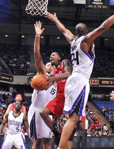 小布復(fù)出貢獻(xiàn)9分1助攻 火箭客場(chǎng)過(guò)關(guān)兩勝?lài)?guó)王