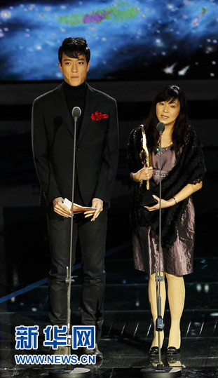 劉翔燙頭畫眼線煙熏妝亮相 網友大呼