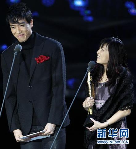 劉翔燙頭畫眼線煙熏妝亮相 網友大呼